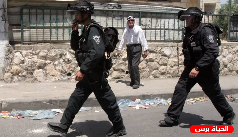 القدس: اعتقال شاب ووالده بعد الإعتداء عليهما